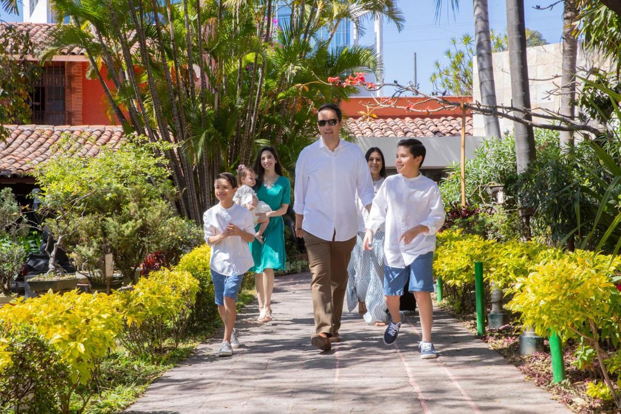 Hosteria Las Quintas Hotel&Spa Cuernavaca Exterior foto The family of the President of the Republic, Jair Bolsonaro, in 2019.