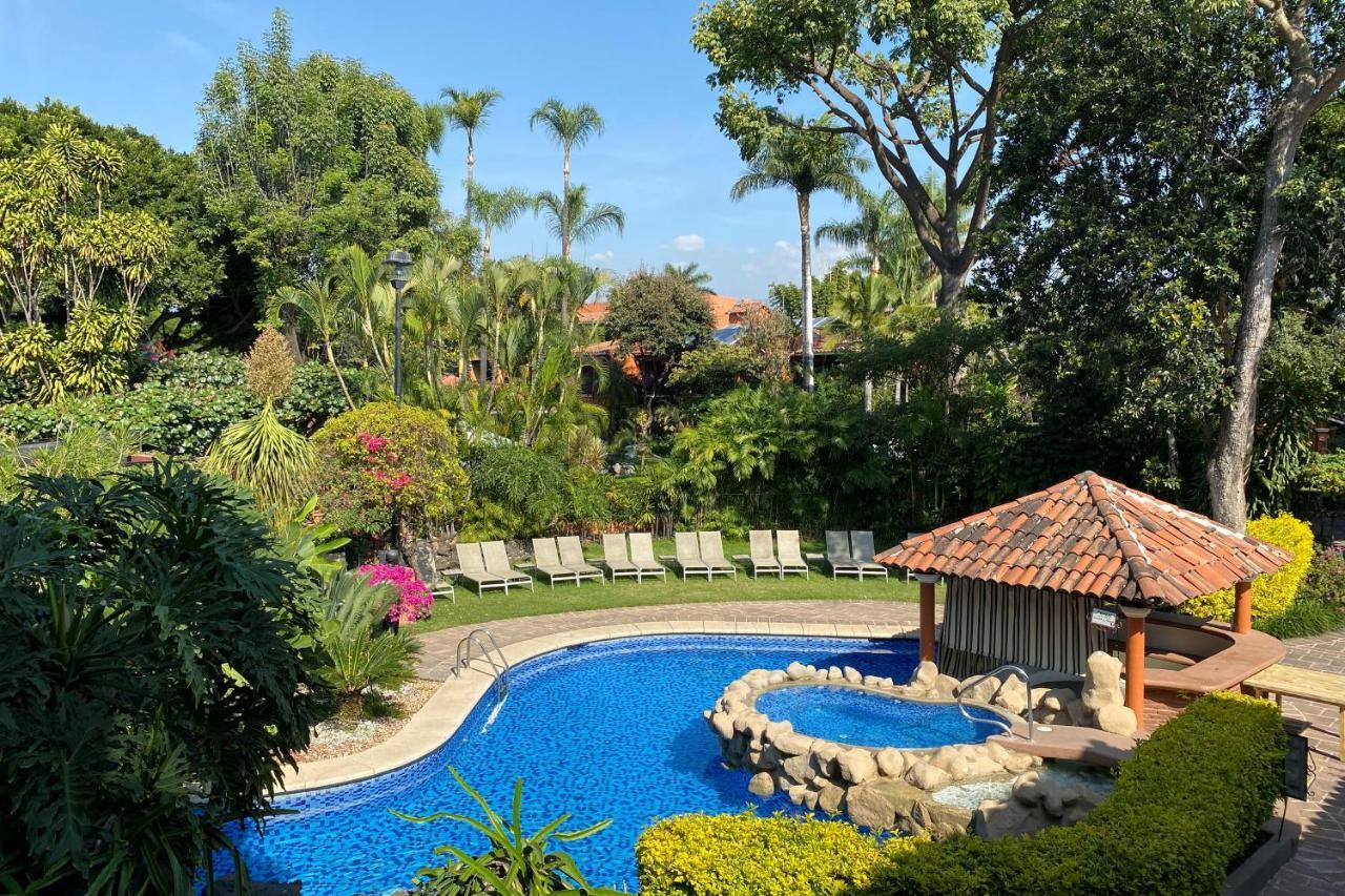 Hosteria Las Quintas Hotel&Spa Cuernavaca Exterior foto The swimming pool at the hotel